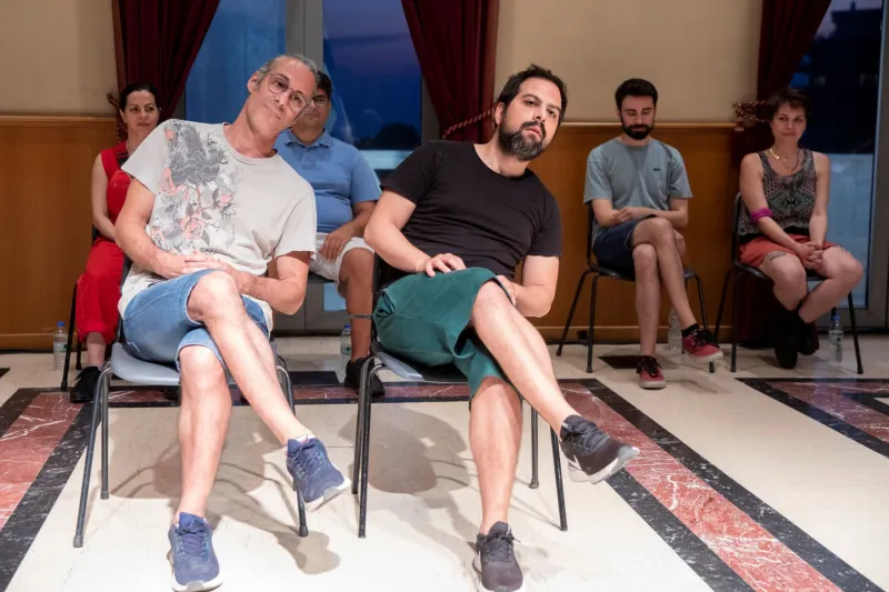 Πρόκειται για μια ομάδα οκτώ ηθοποιών του Κρατικού Θεάτρου Βορείου Ελλάδος