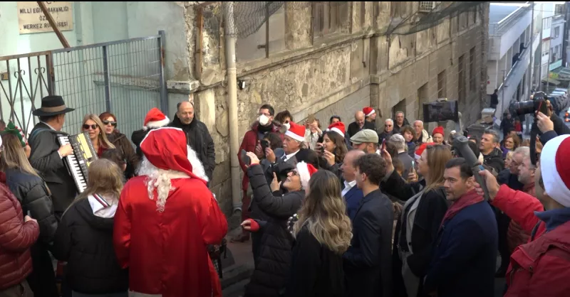 Κωνσταντινούπολη: Στους δρόμους του Πέραν για τα κάλαντα οι μαθητές και μαθήτριες του Ζωγραφείου Λυκείου 