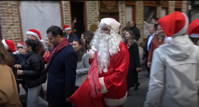 Κωνσταντινούπολη: Στους δρόμους του Πέραν για τα κάλαντα οι μαθητές και μαθήτριες του Ζωγραφείου Λυκείου 