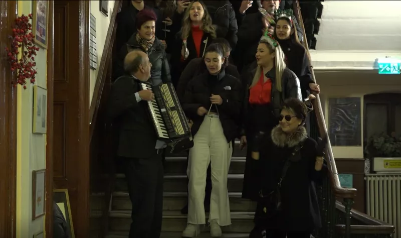 Κωνσταντινούπολη: Στους δρόμους του Πέραν για τα κάλαντα οι μαθητές και μαθήτριες του Ζωγραφείου Λυκείου 