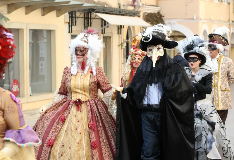 Κέρκυρα: Εντυπωσιακές εικόνες από το... Βενετσιάνικο καρναβάλι | ΣΚΑΪ