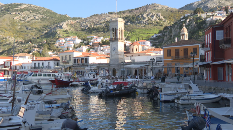 Ένα νησί, χίλιες ιστορίες με διάσημους φιλοξενούμενους Ένα νησί, χίλιες ιστορίες με διάσημους φιλοξενούμενους