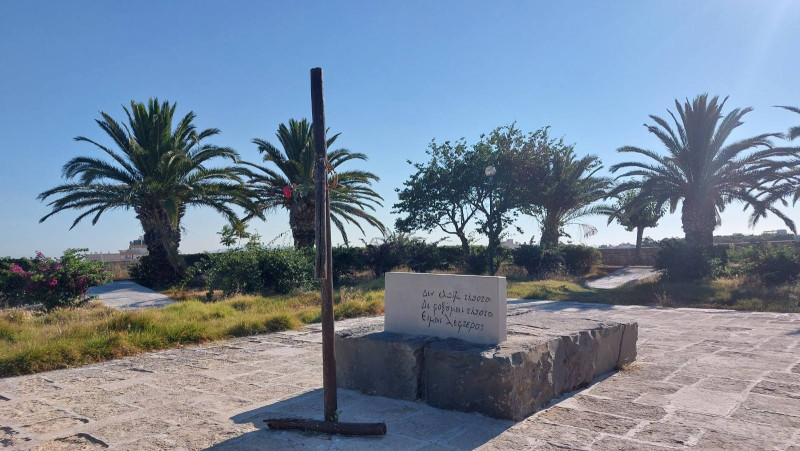 Άγνωστοι έσπασαν και βανδάλισαν τον σταυρό στον τάφο του Νίκου Καζαντζάκη - Μέσα στην ημέρα η αποκατάσταση - Βίντεο