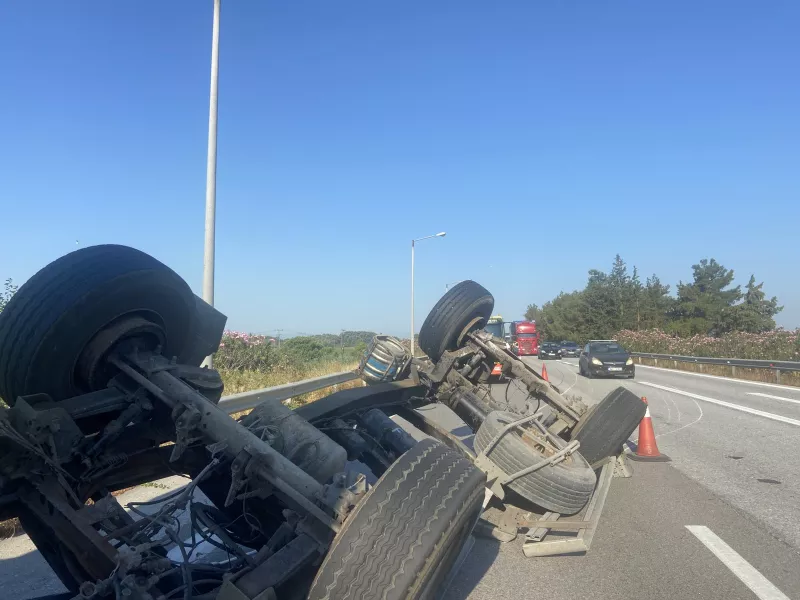 Θεσσαλονίκη: Καρότσα από φορτηγό έπεσε σε ΙΧ στα διόδια των Μαλγάρων