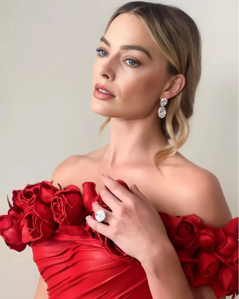 H Margot Robbie