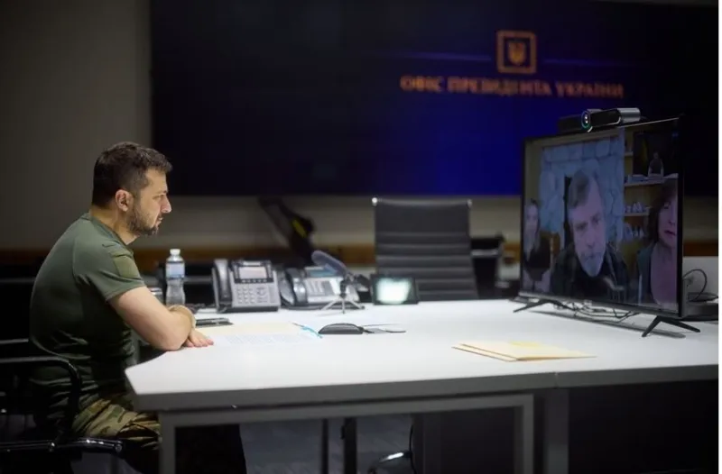 Ο Μαρκ Χάμιλ ενώνει τις δυνάμεις του με τον Ζελένσκι 
