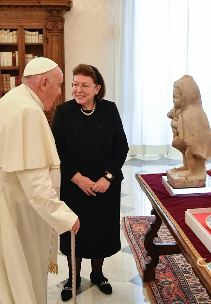 Η Μενδώνη με τον Πάπα Φραγκίσκο