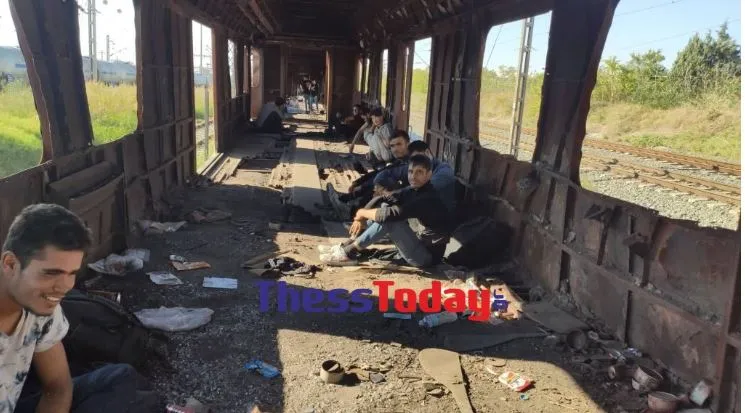 Μετανάστες βρίσκουν καταφύγιο σε κουφάρια βαγονιών