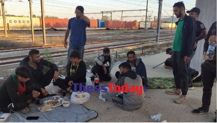 Μετανάστες βρίσκουν καταφύγιο σε κουφάρια βαγονιών