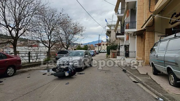 Σύμφωνα με τα πρώτα στοιχεία ο 29χρονος οδηγός της μηχανής τραυματίστηκε από την πτώση στο οδόστρωμα στο πόδι, ευτυχώς όχι σοβαρά.  Στο σημείο βρέθηκε πολύ γρήγορα ασθενοφόρο του ΕΚΑΒ που διακόμισε τον νεαρό δικυκλιστή στα Επείγοντα του Νοσοκομείου Λαμίας για περαιτέρω εξέταση.  Προανάκριση για το συμβάν διενεργεί το Τμήμα Τροχαίας Λαμίας.