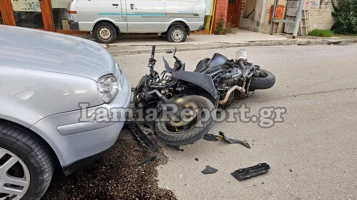 Σύμφωνα με τα πρώτα στοιχεία ο 29χρονος οδηγός της μηχανής τραυματίστηκε από την πτώση στο οδόστρωμα στο πόδι, ευτυχώς όχι σοβαρά.  Στο σημείο βρέθηκε πολύ γρήγορα ασθενοφόρο του ΕΚΑΒ που διακόμισε τον νεαρό δικυκλιστή στα Επείγοντα του Νοσοκομείου Λαμίας για περαιτέρω εξέταση.  Προανάκριση για το συμβάν διενεργεί το Τμήμα Τροχαίας Λαμίας.
