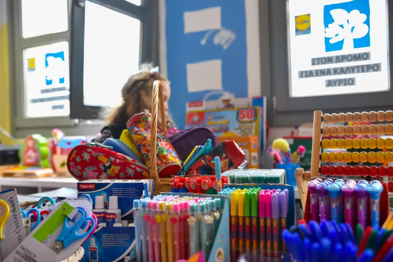 Ο Δήμος Αθηναίων προσφέρει δωρεάν σχολικά είδη σε 2.858 μαθητές 