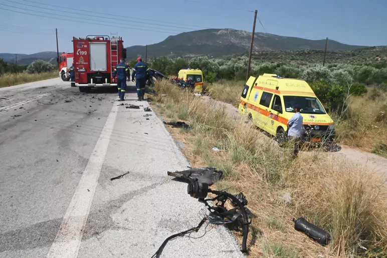 Ναύπλιο: Τρεις Κινέζοι νεκροί σε μετωπική με φορτηγό – Φωτογραφίες