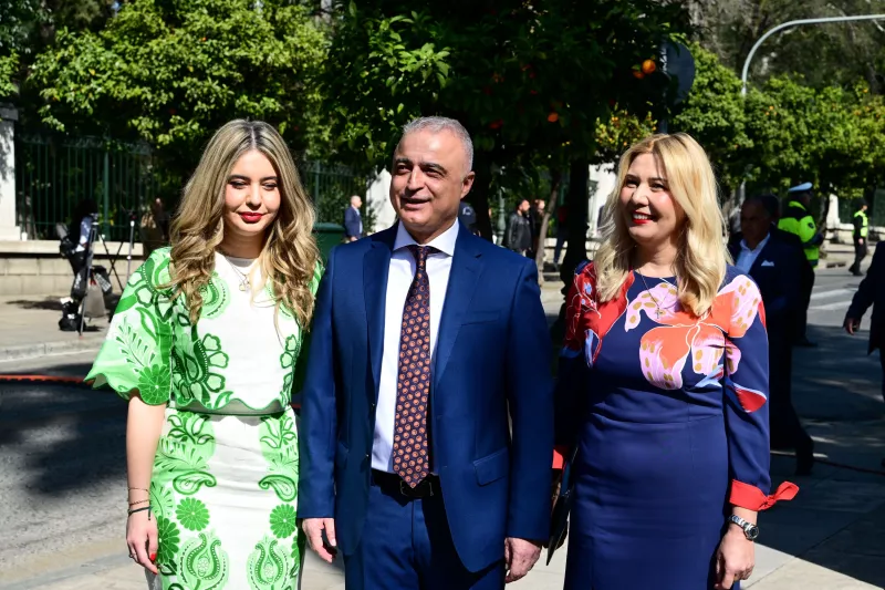Ο νέος υφυπουργός Ανάπτυξης, Λάζαρος Τσαβδαρίδης, συνοδευόμενος από τη σύζυγο και την κόρη του