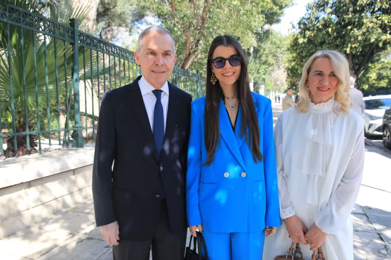 Ο νέος υφυπουργός Εθνικής Άμυνας, Θανάσης Δαβάκης, με τη σύζυγο και την κόρη του