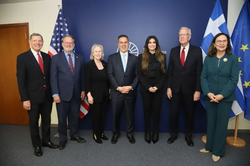 Ο Παπασταύρου με μέλη του Κογκρέσου