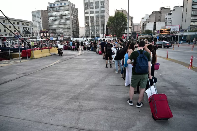 Αδειάζει η Αθήνα – Ουρές στο λιμάνι του Πειραιά (δείτε φωτογραφίες) 