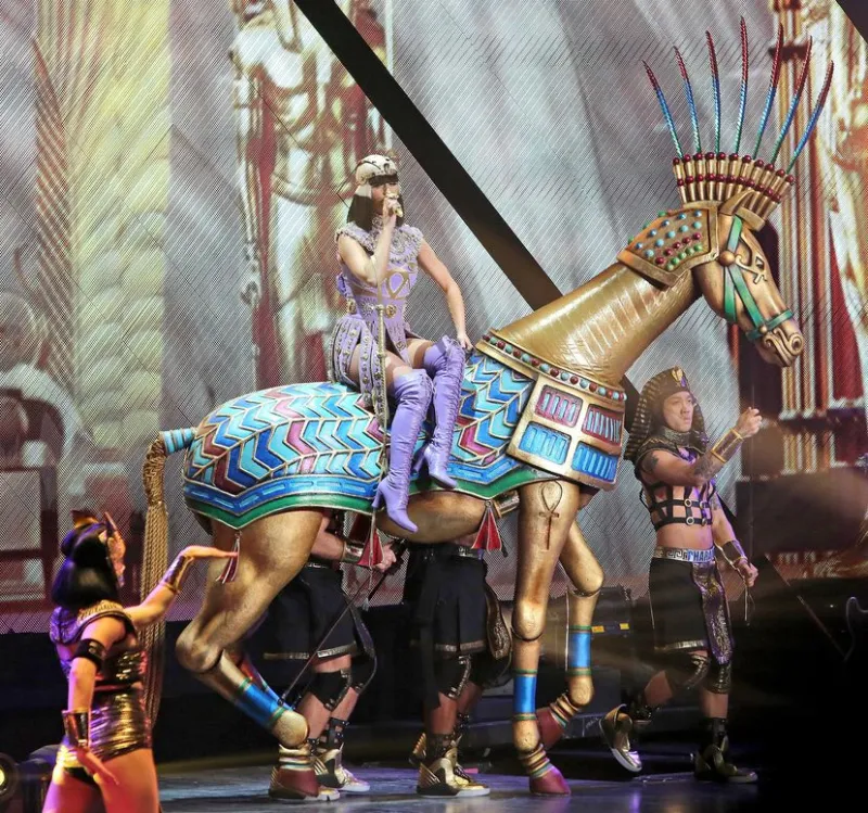 Το πάθος της Katy Perry για τα κοστούμια 