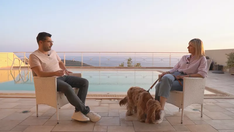 Pet Stories: Ο Λάμπρος Κωνσταντάρας και οι γάτες του, Μήτσος και Κουμπί