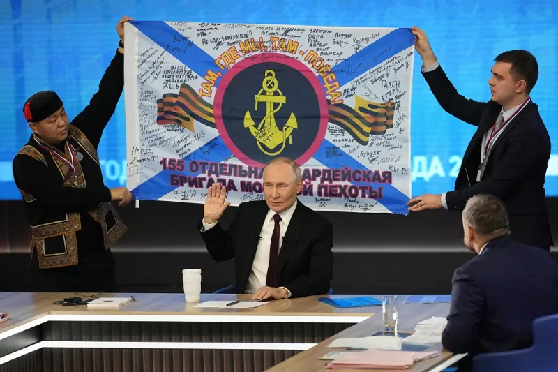 Πούτιν με λάβαρο του Κουρσκ