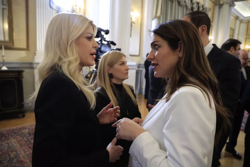 Η Δόμνα Μιχαηλίδου σε ένα τετ α τετ με την υφυπουργό Τουρισμού, Έλενα Ράπτη