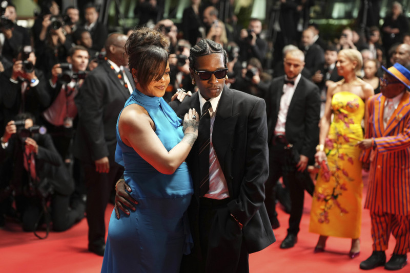 Rihanna: «Απογείωσε» το pregnant style στις Κάννες – Δεν έφυγε από το πλευρό του A$AP Rocky Rihanna: «Απογείωσε» το pregnant style στις Κάννες – Δεν έφυγε από το πλευρό του A$AP Rocky