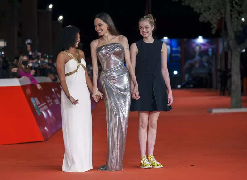 Η Σάιλο (αριστερά) με την αδερφή και τη μητέρα της