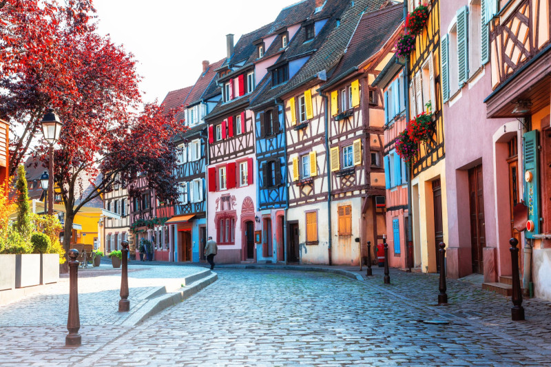 Στην πρώτη θέση της λίστας βρίσκονται οι γραφικοί, πολύχρωμοι δρόμοι της παλιάς πόλης στο Κολμάρ της Γαλλίας