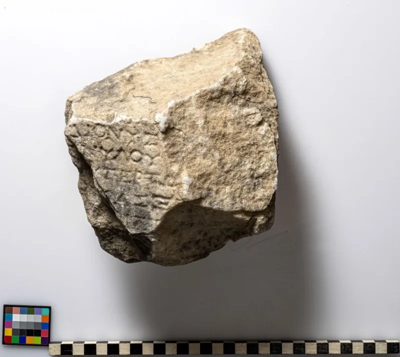 1. Θραύσμα λίθινης επιγραφής με φερόμενη προέλευση την Κω (τέλη 3ου-αρχές 2ου αι. π.Χ.)
