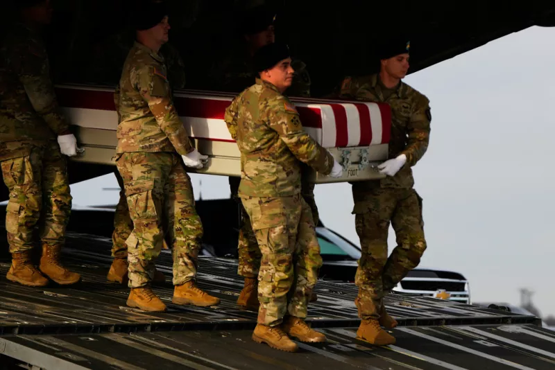 Ο Τραμπ υποδέχεται τους νεκρούς Αμερικανούς