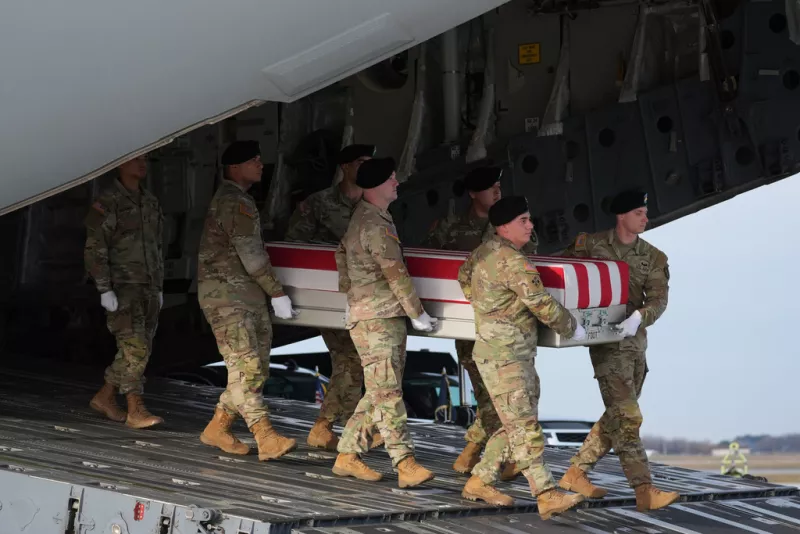 Ο Τραμπ υποδέχεται τους νεκρούς Αμερικανούς