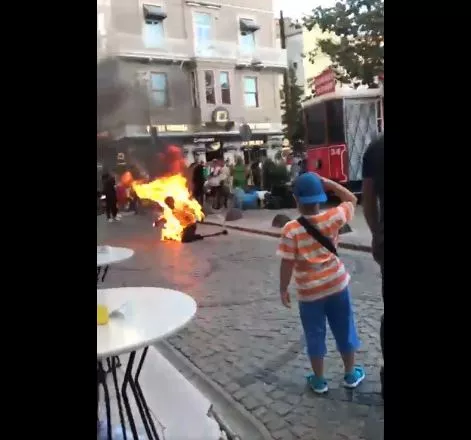 Άνδρας ντυμένος Θάνατος αυτοπυρπολήθηκε στην Κωνσταντινούπολη