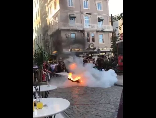 Άνδρας ντυμένος Θάνατος αυτοπυρπολήθηκε στην Κωνσταντινούπολη