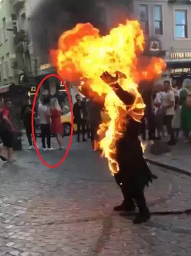Άνδρας ντυμένος Θάνατος αυτοπυρπολήθηκε στην Κωνσταντινούπολη