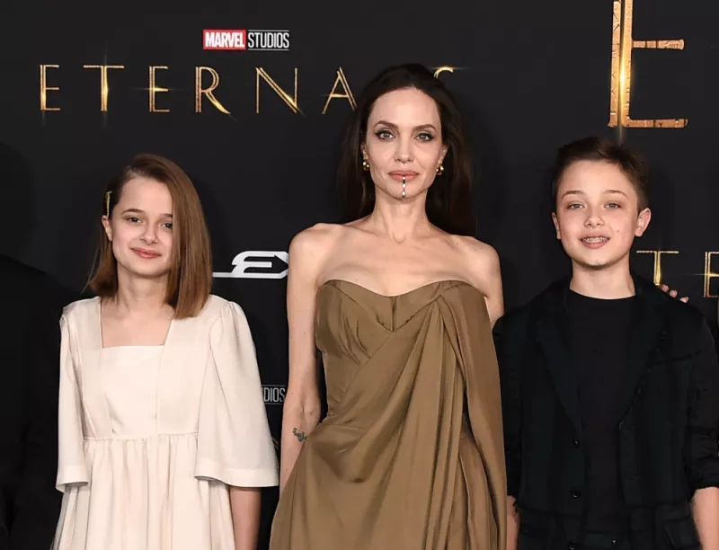 Τα δίδυμα της οικογένειας Τζολί-Πιτ με την μητέρα τους