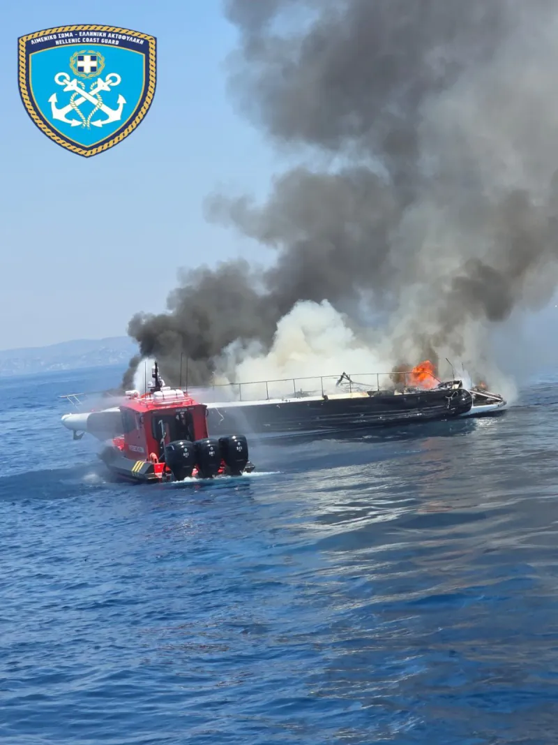 Ταχύπλοο στη Βουλιαγμένη: Νέο βίντεο με τη στιγμή της κατάσβεσης της φωτιάς Ταχύπλοο στη Βουλιαγμένη: Νέο βίντεο με τη στιγμή της κατάσβεσης της φωτιάς