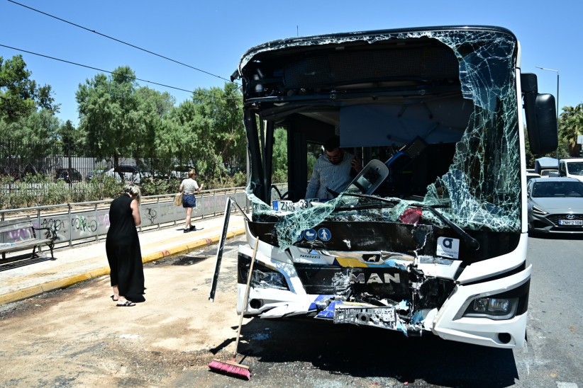 Βούλα: Σοβαρή σύγκρουση μεταξύ δύο λεωφορείων