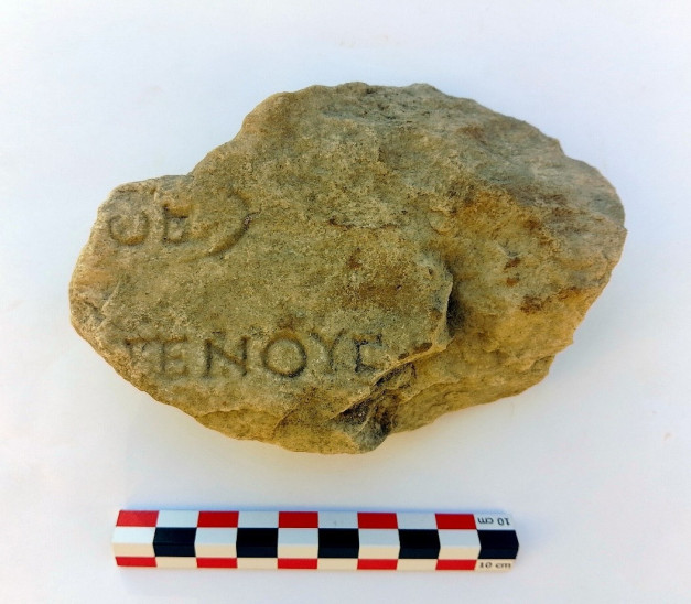 Σαλαμίς, Αμπελάκι. Θραύσματα μαρμάρινης στήλης με αποσπασματική επιγραφή (κατάλογο ονομάτων) Ρωμαϊκών χρόνων