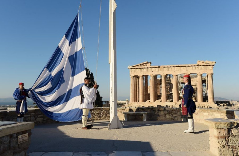 28η Οκτωβρίου: Συγκίνηση από την έπαρση της σημαίας στην Ακρόπολη ΦΩΤΟ