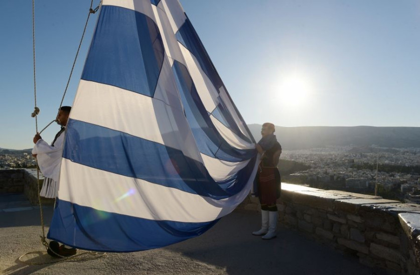 28η Οκτωβρίου: Συγκίνηση από την έπαρση της σημαίας στην Ακρόπολη ΦΩΤΟ