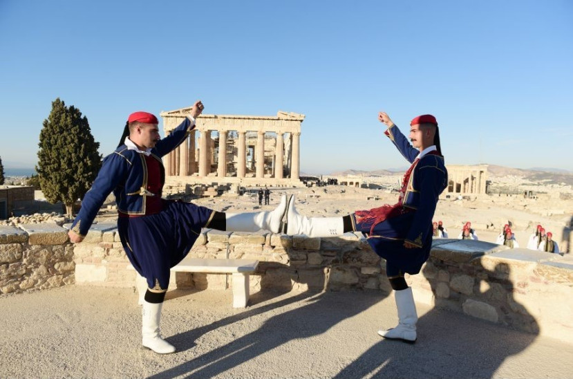 28η Οκτωβρίου: Συγκίνηση από την έπαρση της σημαίας στην Ακρόπολη ΦΩΤΟ