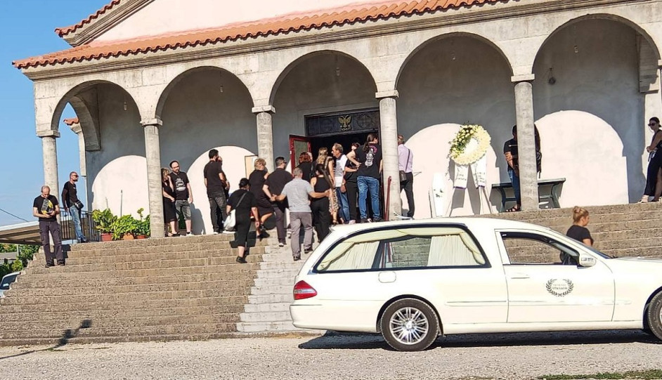 Αγρίνιο: Σπαραγμός στην κηδεία της 2χρονης Αλεξάνδρας Αγρίνιο: Σπαραγμός στην κηδεία της 2χρονης Αλεξάνδρας