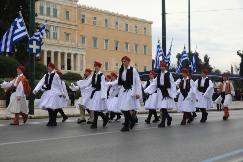 Σύνταγμα: Σε εξέλιξη η μαθητική παρέλαση για την 25η Μαρτίου