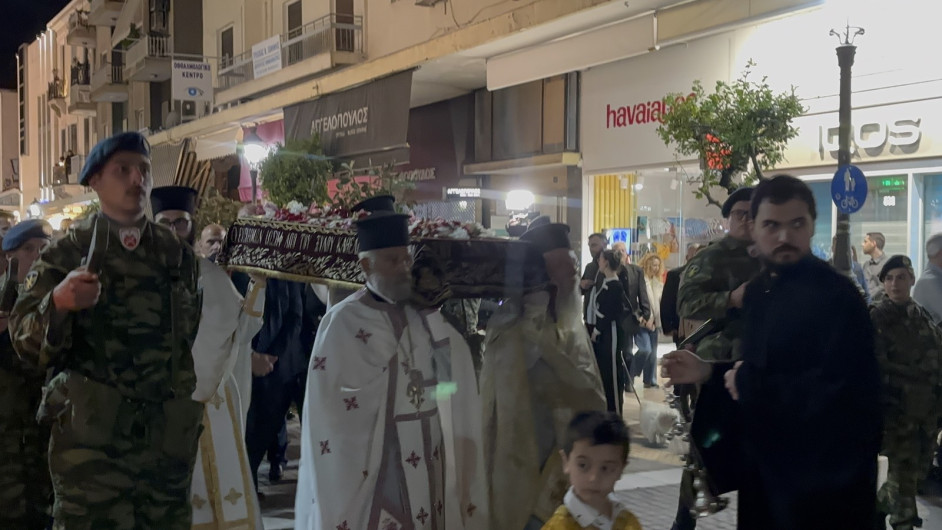 Μητρόπολη Πατρών: Σε κλίμα κατάνυξης η περιφορά Επιταφίου Μητρόπολη Πατρών: Σε κλίμα κατάνυξης η περιφορά Επιταφίου