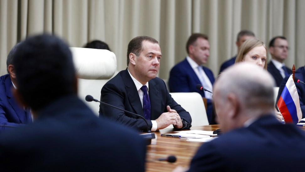 Μεντβέντεφ: Απειλεί με χρήση ρωσικών πυρηνικών αν η Ουκρανία αποκτήσει πυρηνικά όπλα