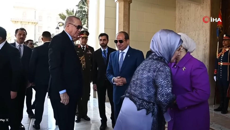 «Αδελφέ μου, Ερντογάν»: Ο Αλ Σίσι υποδέχτηκε στο Κάιρο τον Τούρκο πρόεδρο - Δείτε βίντεο