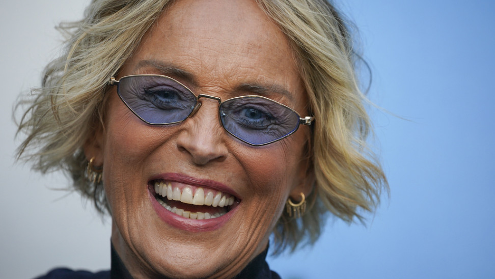 Σάρον Στόουν ή σωσίας; Η λεία επιδερμίδα που «άναψε» συζητήσεις… (video)