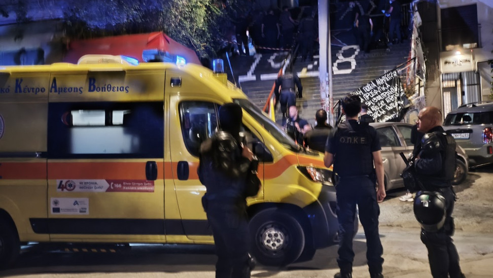 Δολοφονία στα Εξάρχεια: Νέες εικόνες από το σημείο – Τραγική φιγούρα ο σκύλος του θύματος, δεν έφευγε από δίπλα του