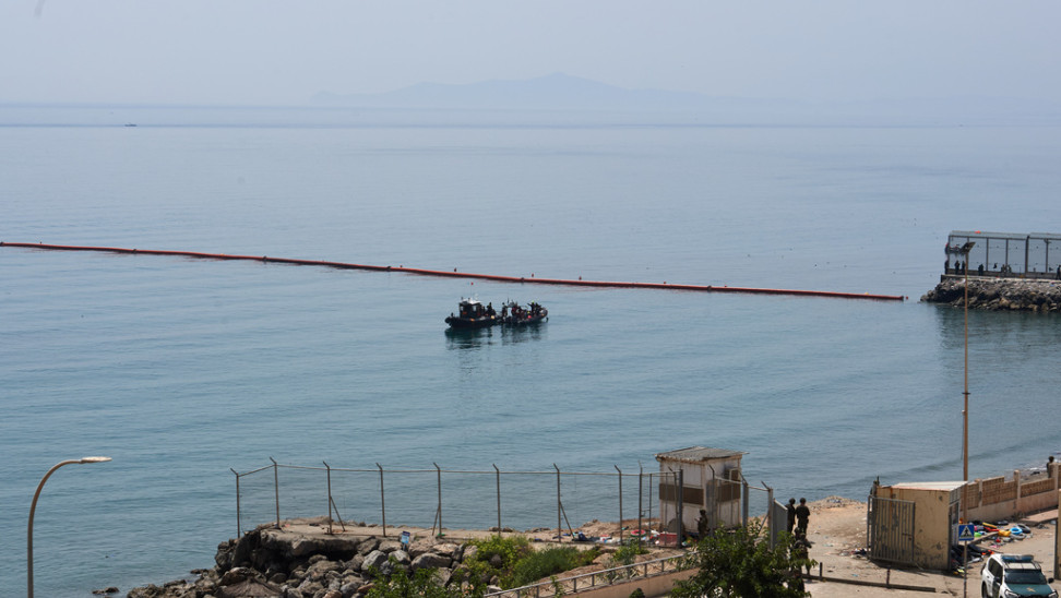 Η Ισπανία εγκαθιστά πλωτό φράγμα στη Θέουτα μετά τη φονική, μαζική απόπειρα εισόδου μεταναστών
