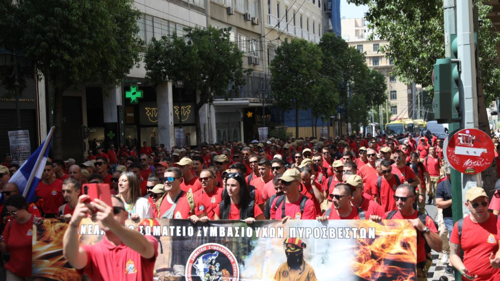 Εποχικοί πυροσβέστες στο Σύνταγμα: «Παράδοξο να μας πληρώνουν ταμείο ανεργίας χειμώνα αντί να καθαρίζουμε δάση»